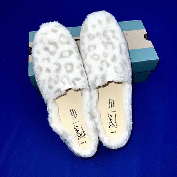 🚫🚫SOLD!🚫🚫NIB/NWT🤩 |•TOMS•| Alpargata White Snow Leopard Fleece/Faux Fur 8.5 - Picture 2 of 11